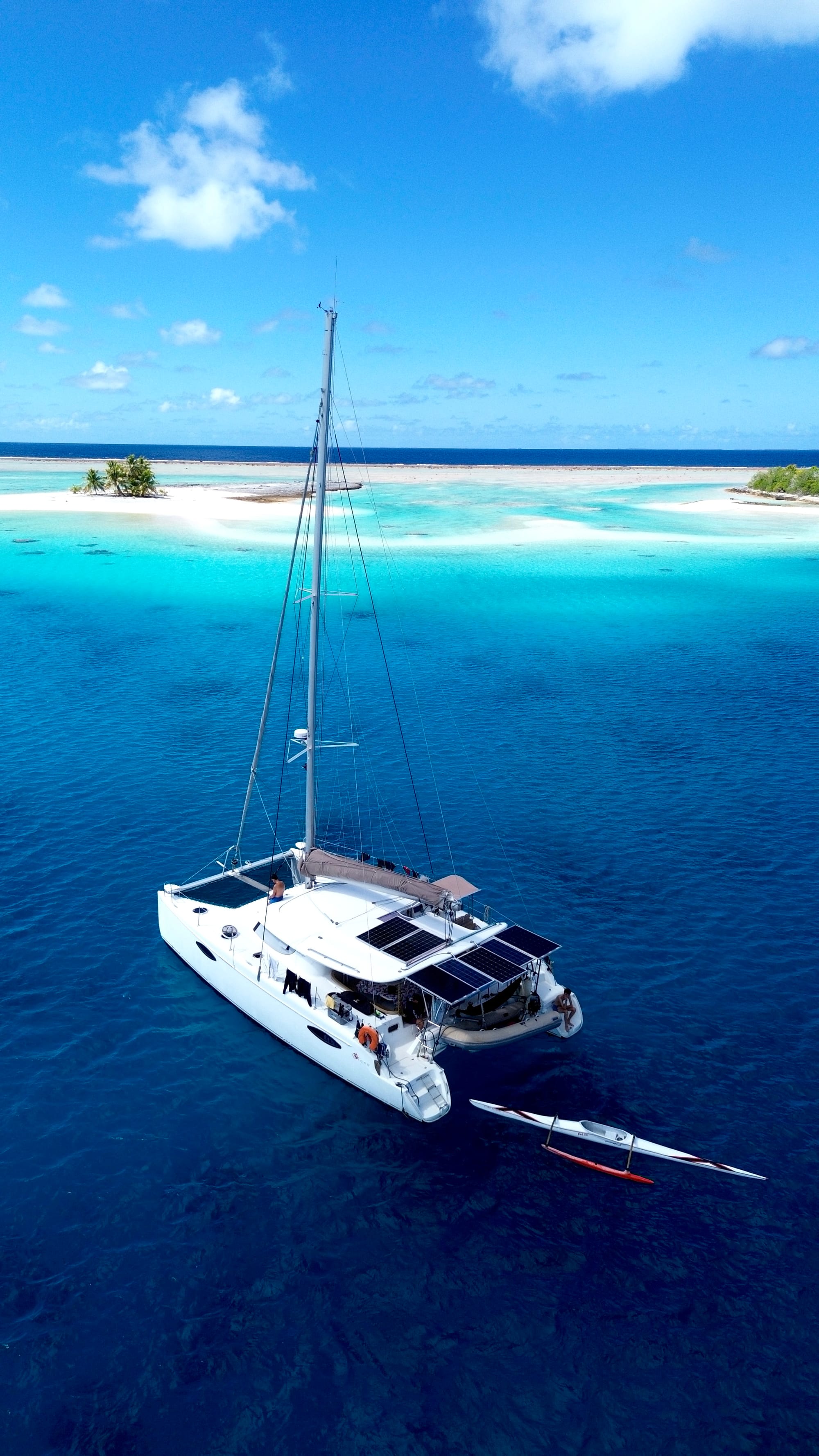 Catamaran Inapo au mouillage près d'un motu